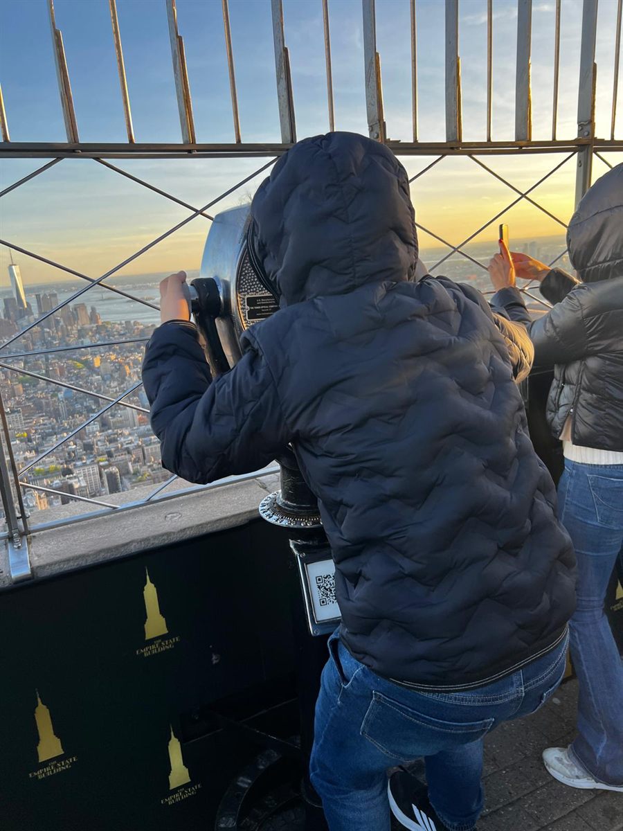 Cippocla all'osservatorio dell'Empire State Building, vista su Manhattan al tramonto